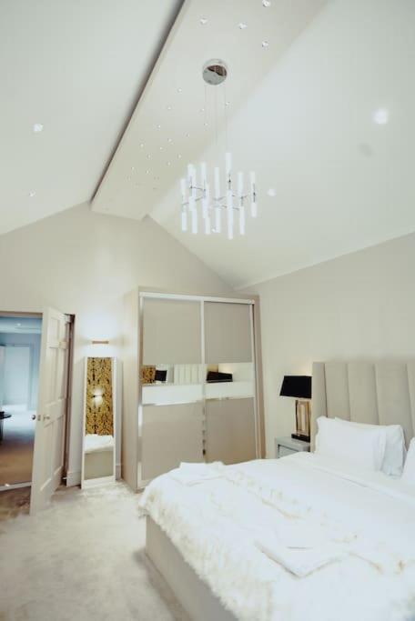 Апартаменты 3-Story Townhouse - Sleeps 8 Лидс Экстерьер фото